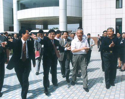 原全國(guó)人大副委員長(zhǎng)鄒家華視察利君